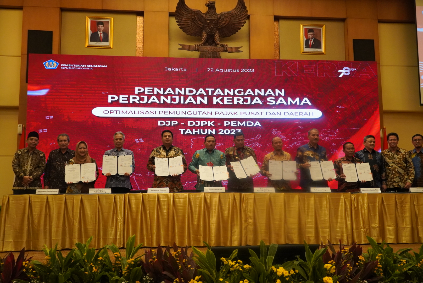 Bupati Purbalingga Dyah Hayuning Pratiwi (Tiwi) bersama 8 kepala daerah yang lain melakukan Penandatanganan Kerjasama Optimalisasi Pemungutan Pajak Pusat dan Pajak Daerah. Acara berlangsung di Aula Cakti Buddhi Bakti, Gedung Marie Muhammad, Kantor Pusat Direktorat Jenderal Pajak, Selasa (22/8/2023).