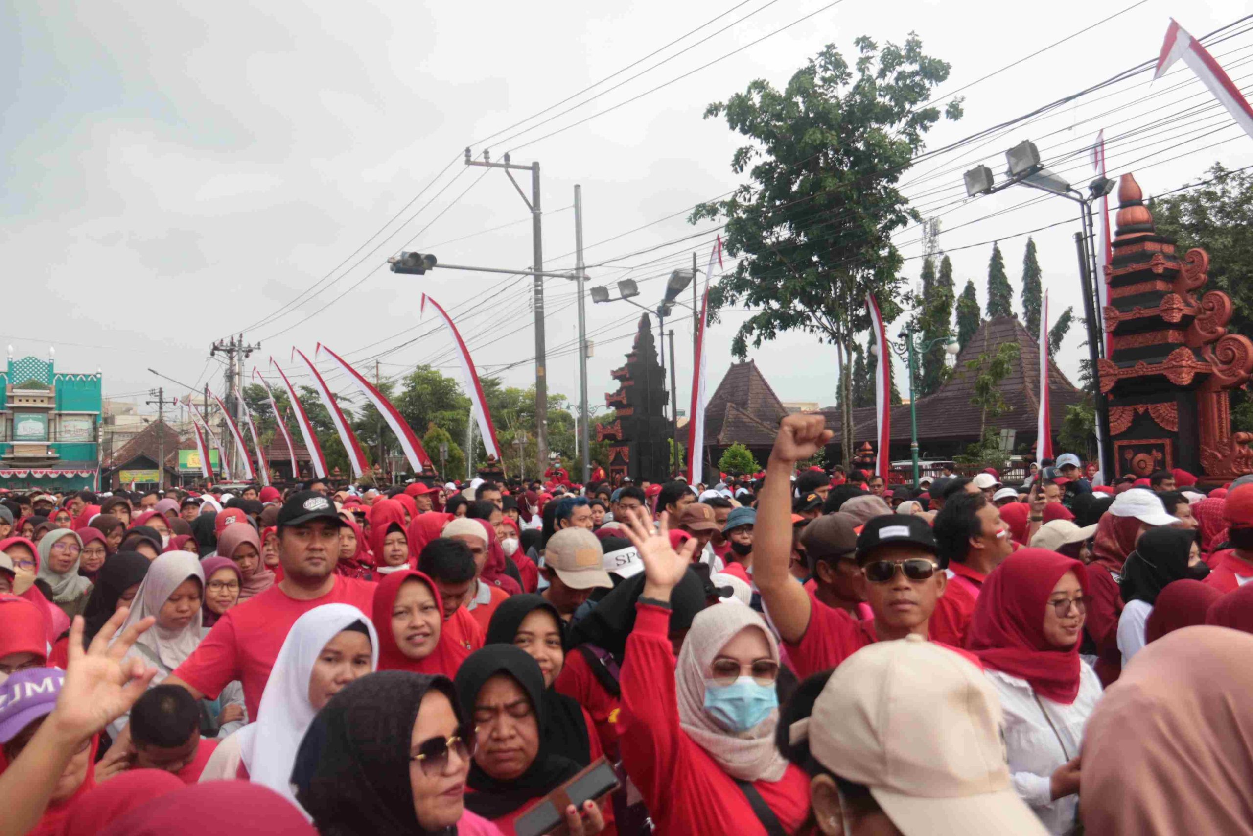 Senam dan Jalan Sehat di Alun-Alun Purbalingga Diikuti Ribuan Masyarakat, Bupati Tiwi: Kegiatan Ini Menyehatkan Warga
