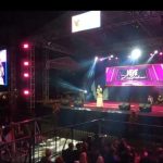 Penyanyi Veve Zulfikar menyemarakkan acara doa bersama yang digelar Formasi Braling dan MPC Pemuda Pancasila Kabupaten Purbalingga, di lapangan parkir GOR Goentoer Darjono, Sabtu (3/2/2024)
