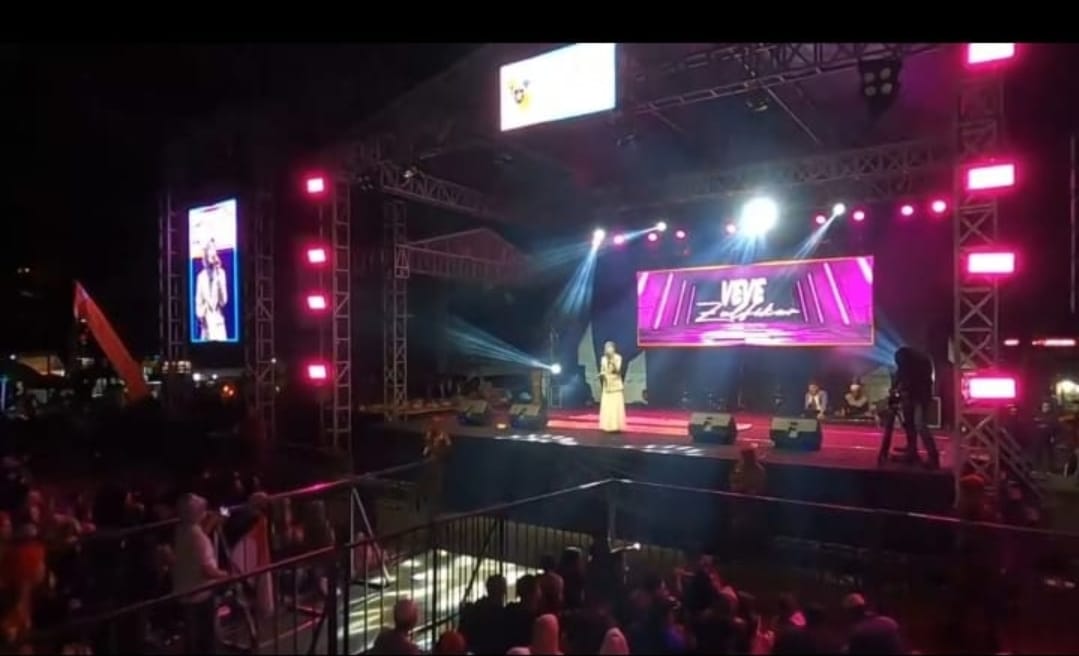 Penyanyi Veve Zulfikar menyemarakkan acara doa bersama yang digelar Formasi Braling dan MPC Pemuda Pancasila Kabupaten Purbalingga, di lapangan parkir GOR Goentoer Darjono, Sabtu (3/2/2024)