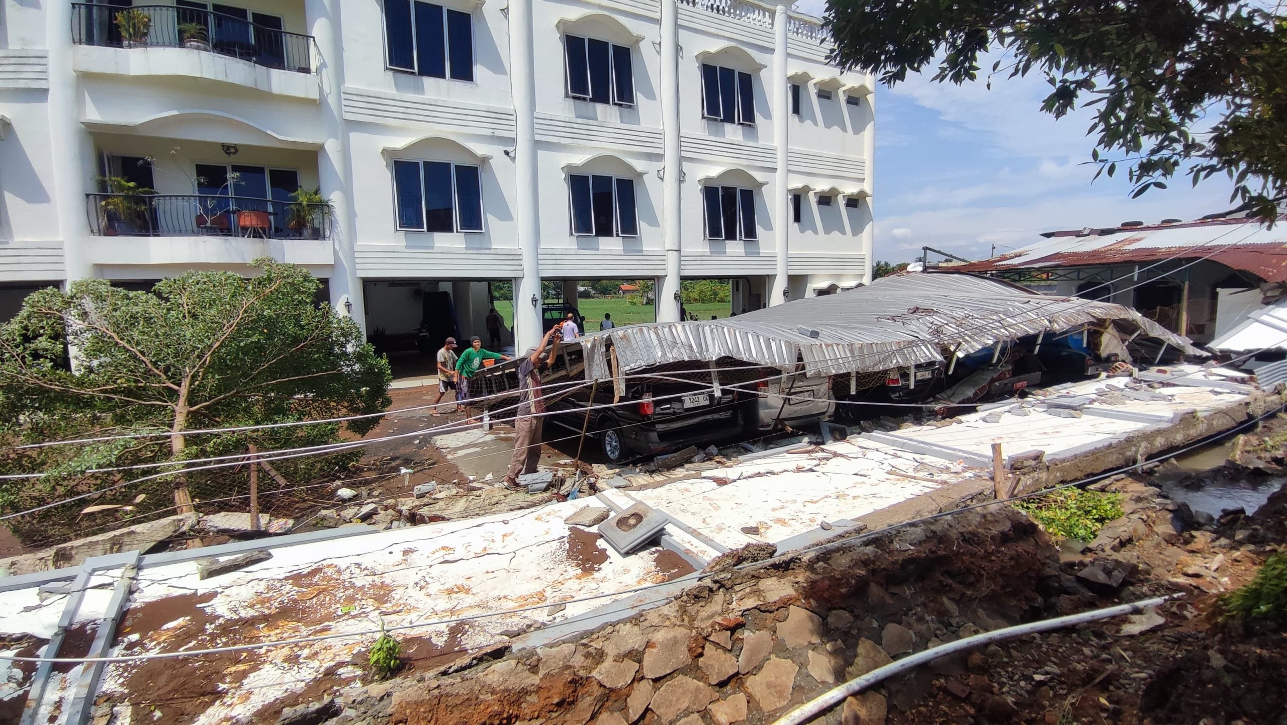 Hujan Deras, Tembok Keliling Kantor PDAM Purbalingga Ambruk Timpa Kendaraan Dinas