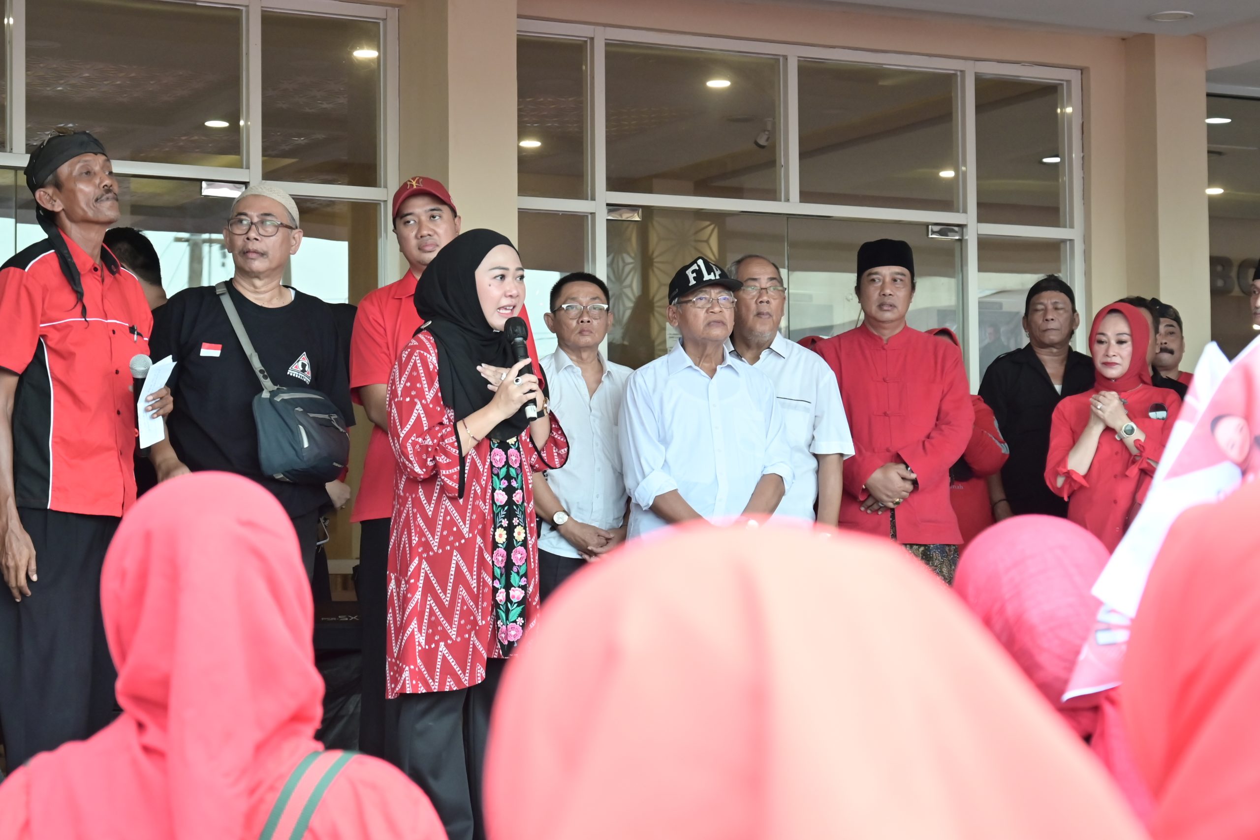 Diantar Ribuan Relawan, Tiwi Kembalikan Formulir Pendaftaran Cabup ke PDIP Purbalingga