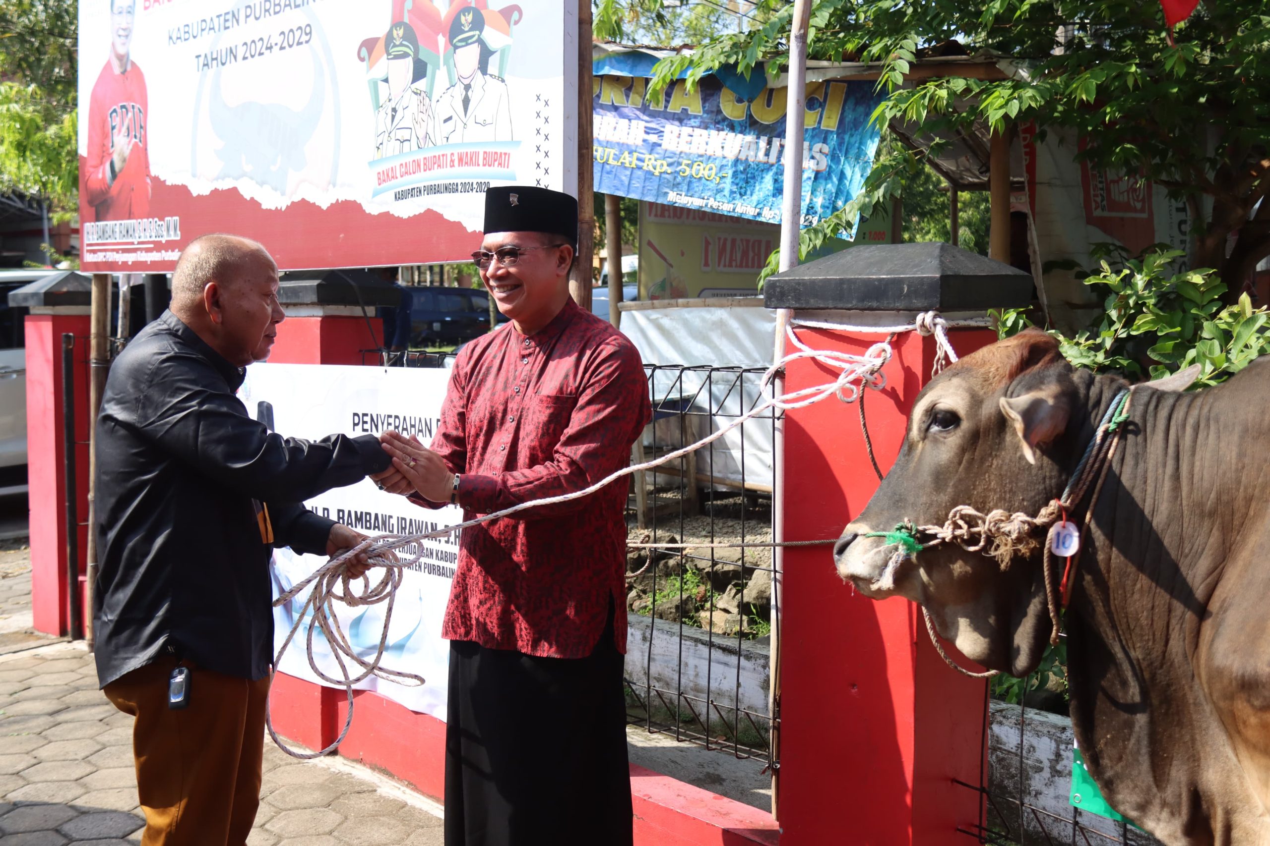 Ketua DPRD Purbalingga Serahkan Sapi Kurban ke Baitul Muslimin dan Pemerintah Desa Karang Gambas