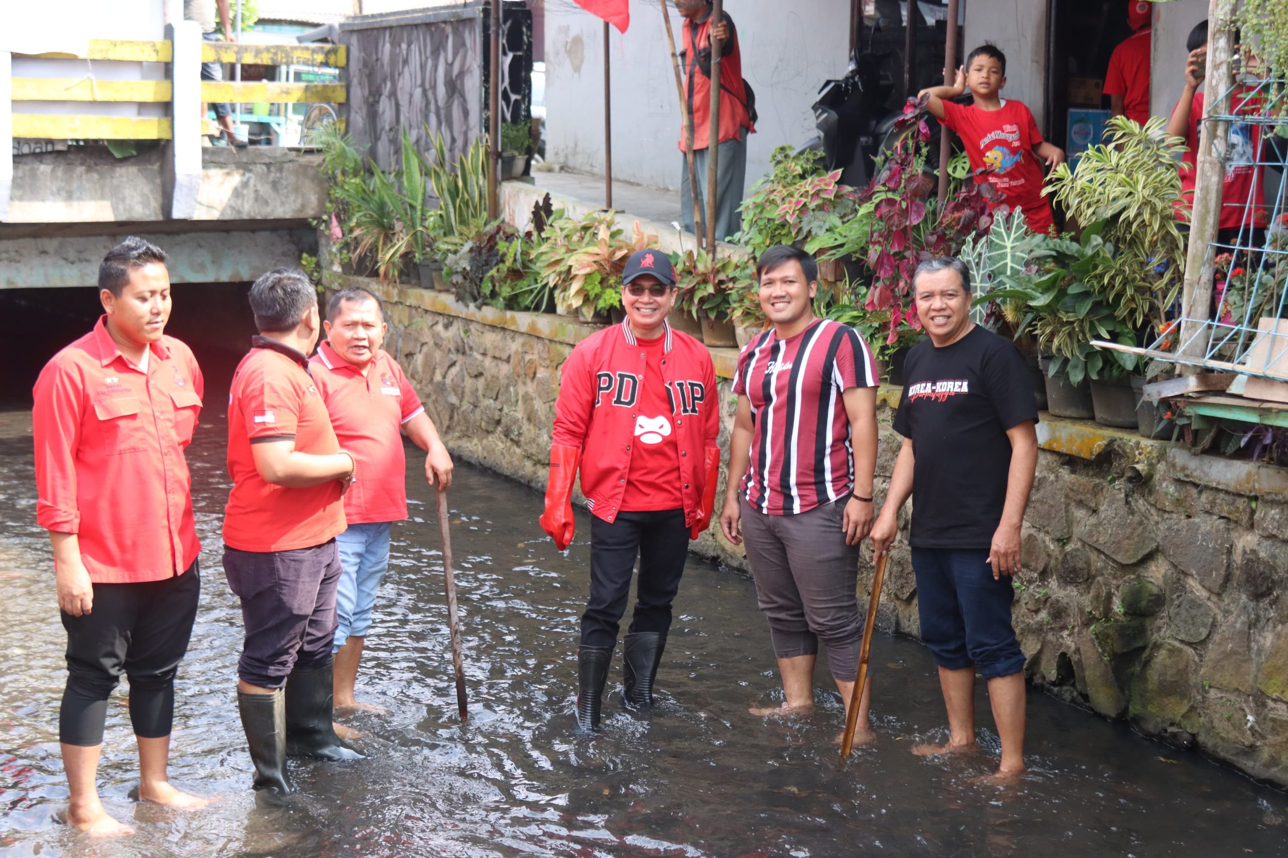Peringati Hari Konservasi Alam Nasional, Pengurus dan Kader PDI Perjuangan Purbalingga Bersihkan Sampah di Sungai Larangan