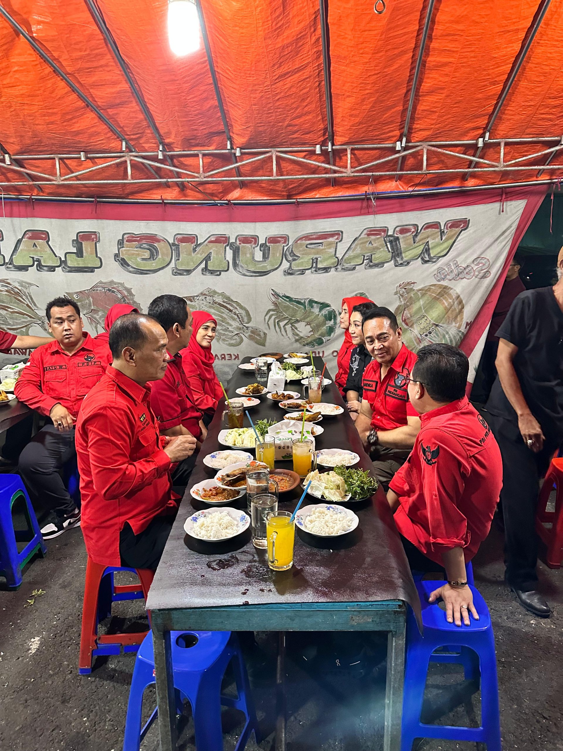 Hadiri Rakercabsus PDIP di Purbalingga, Andika-Hendi Makan Malam di Gang Mayong