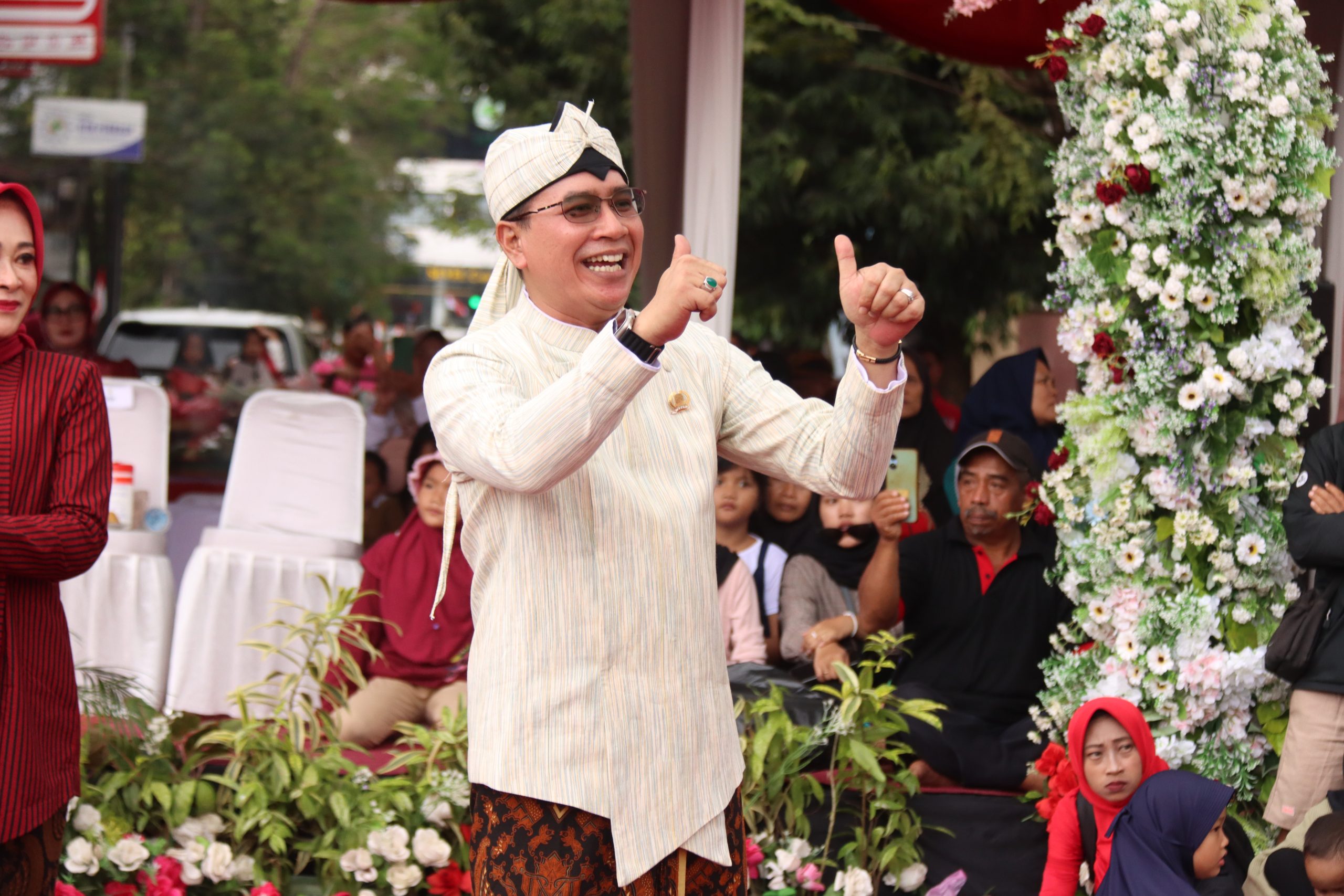 Kostumnya Unik! Ketua Sementara DPRD Purbalingga Beri Apresiasi Antusias Peserta Pawai