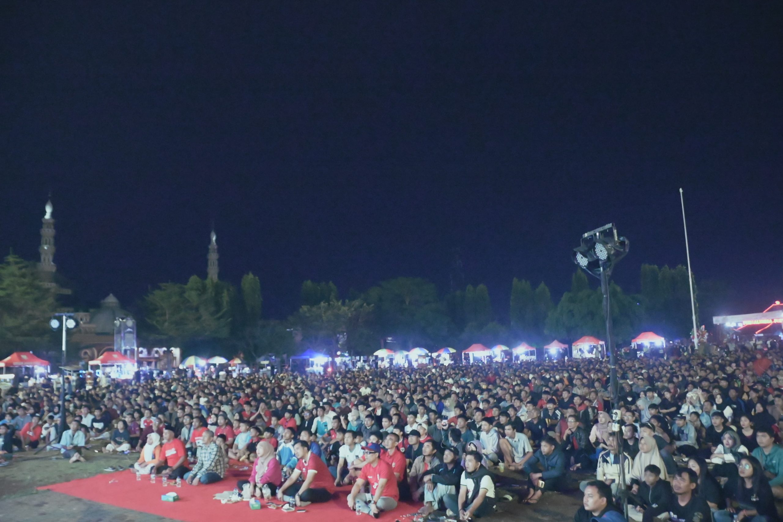 Menyala, Bupati  Tiwi Bareng Ribuan Warga Nobar Timnas Indonesia Vs Australia di Alun-Alun Purbalingga