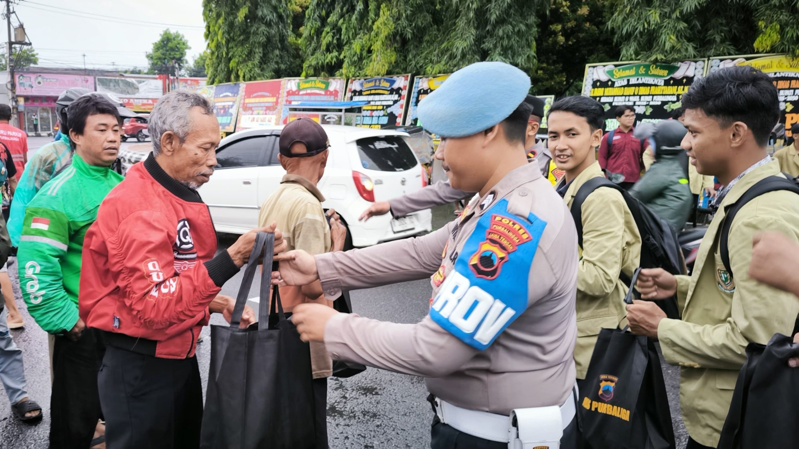 Polres Purbalingga Bersama Mahasiswa Unperba Gelar Baksos di Lingkar Alun-Alun Purbalingga