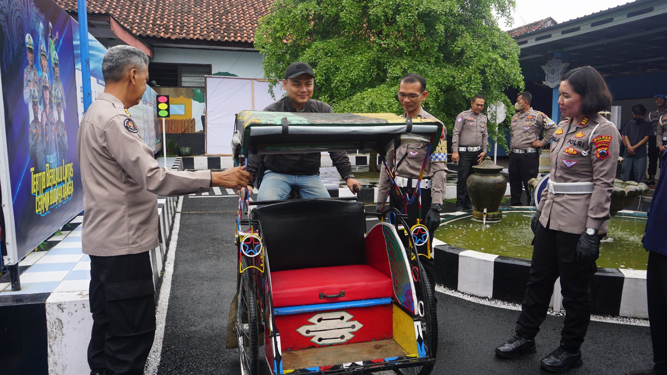 Kapolres Purbalingga Serahkan Bantuan Becak untuk Pengayuh Becak Tertabrak Balap Liar