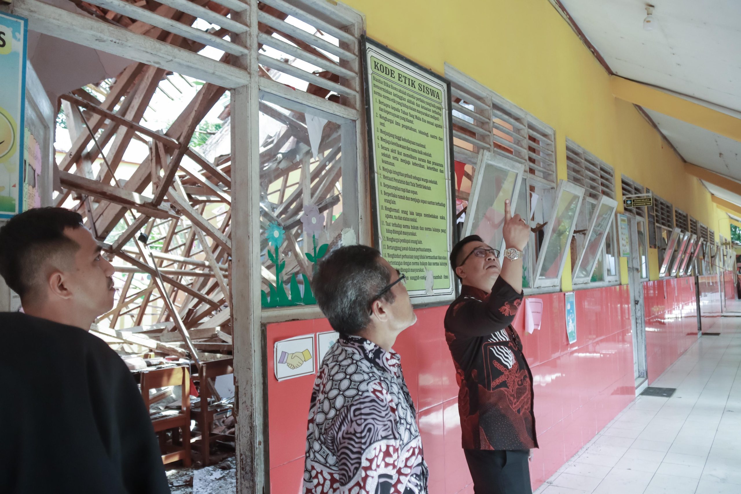 Ketua DPRD Purbalingga Tinjau Atap Kelas SDN 1 Candiwulan Kecamatan Kutasari Yang Ambrol karena diterjang hujan deras.