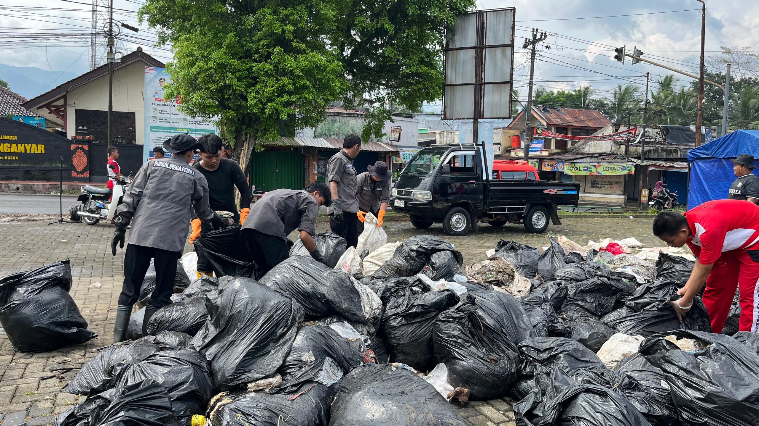 Relawan Purbalingga Peduli Dengan Pemdes Karanganyar Gelar Aksi Bersih Sampah Di Sungai Bulan Dan Putat