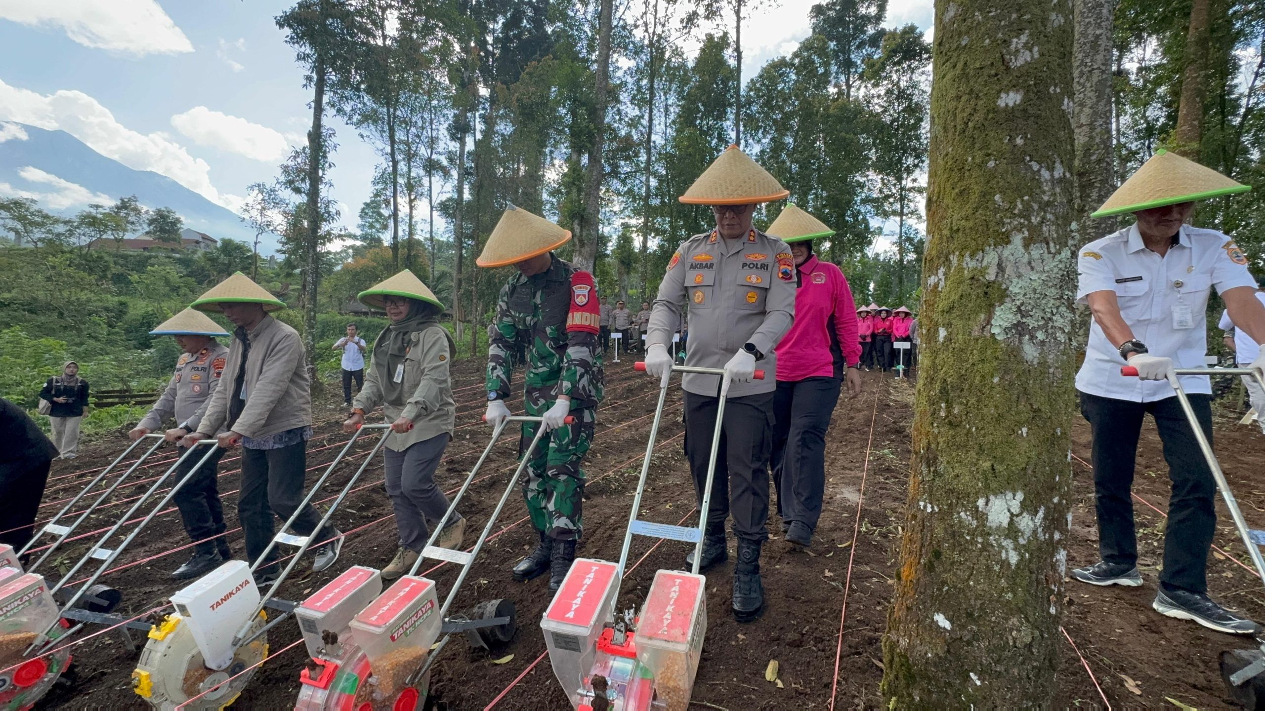 Polres Purbalingga Tanam Jagung Serentak di Lahan Perhutanan Sosial Seluas 10 Hektare