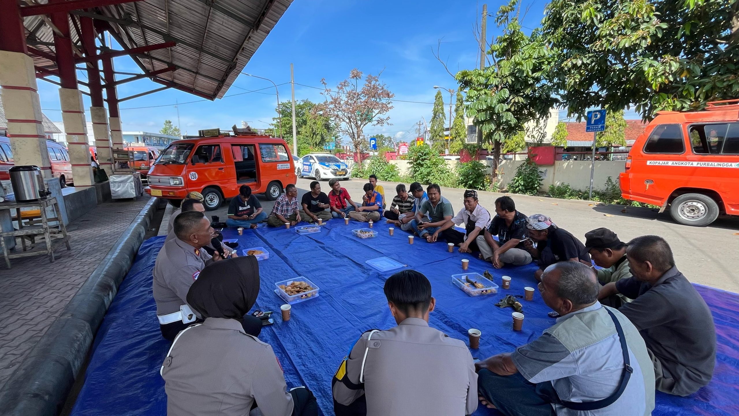 Lebih Humanis, Polres Purbalingga Gelar OPC 2025 dengan Ngopi Bareng Sopir Angkutan di Terminal