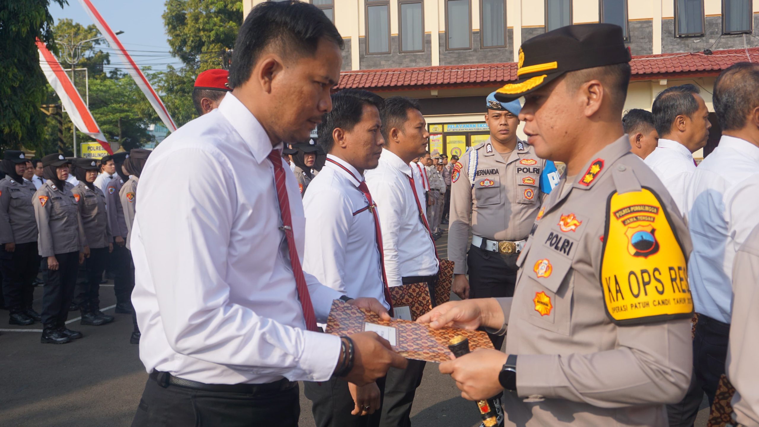 Kapolres Purbalingga Berikan Penghargaan untuk Personel Berprestasi: “Kerja Luar Biasa Bangun Kehormatan Polri”