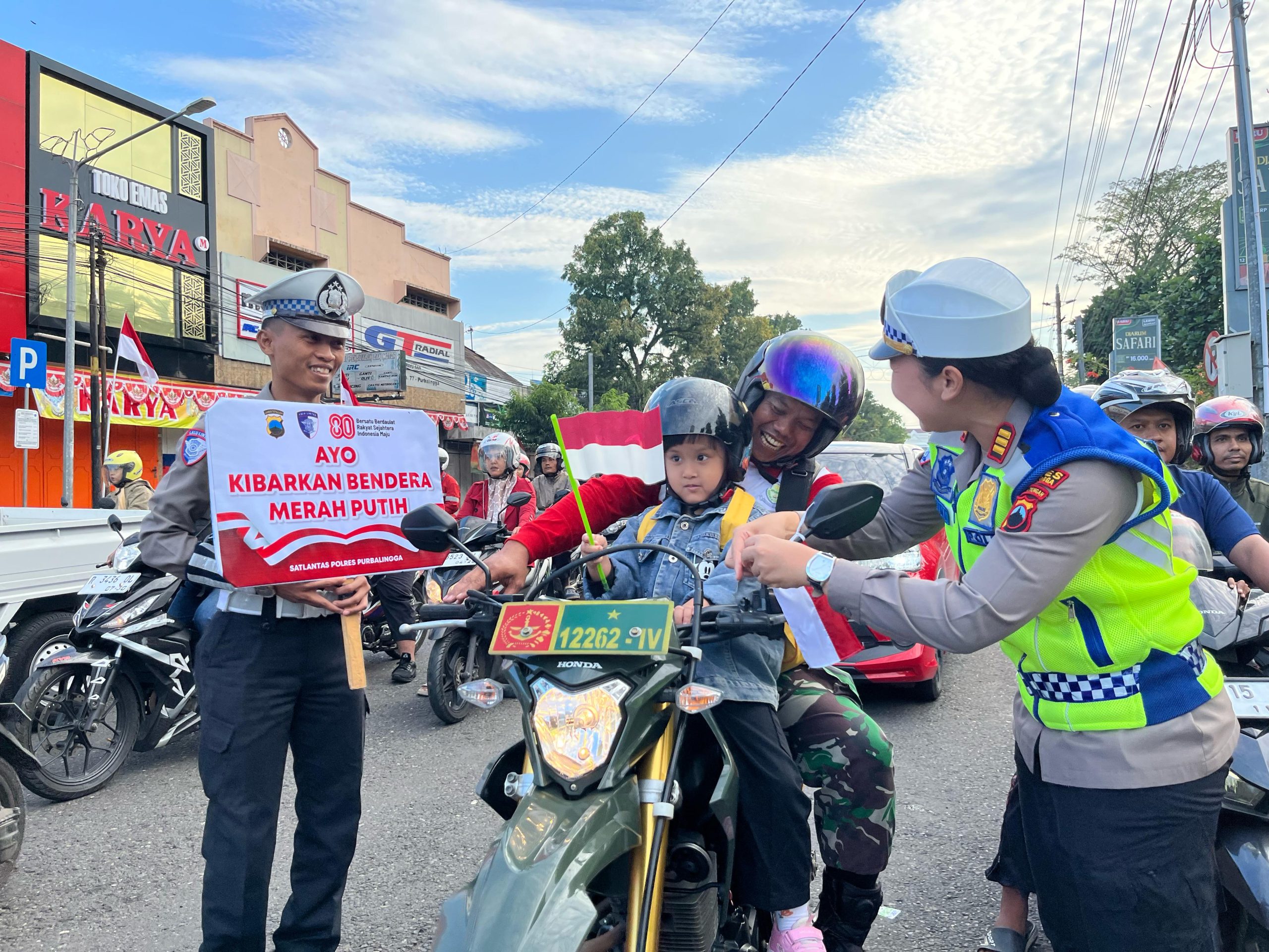 Sambut HUT ke-80 RI, Polres Purbalingga Tebar Semangat Nasionalisme Lewat Pembagian Bendera Merah Putih