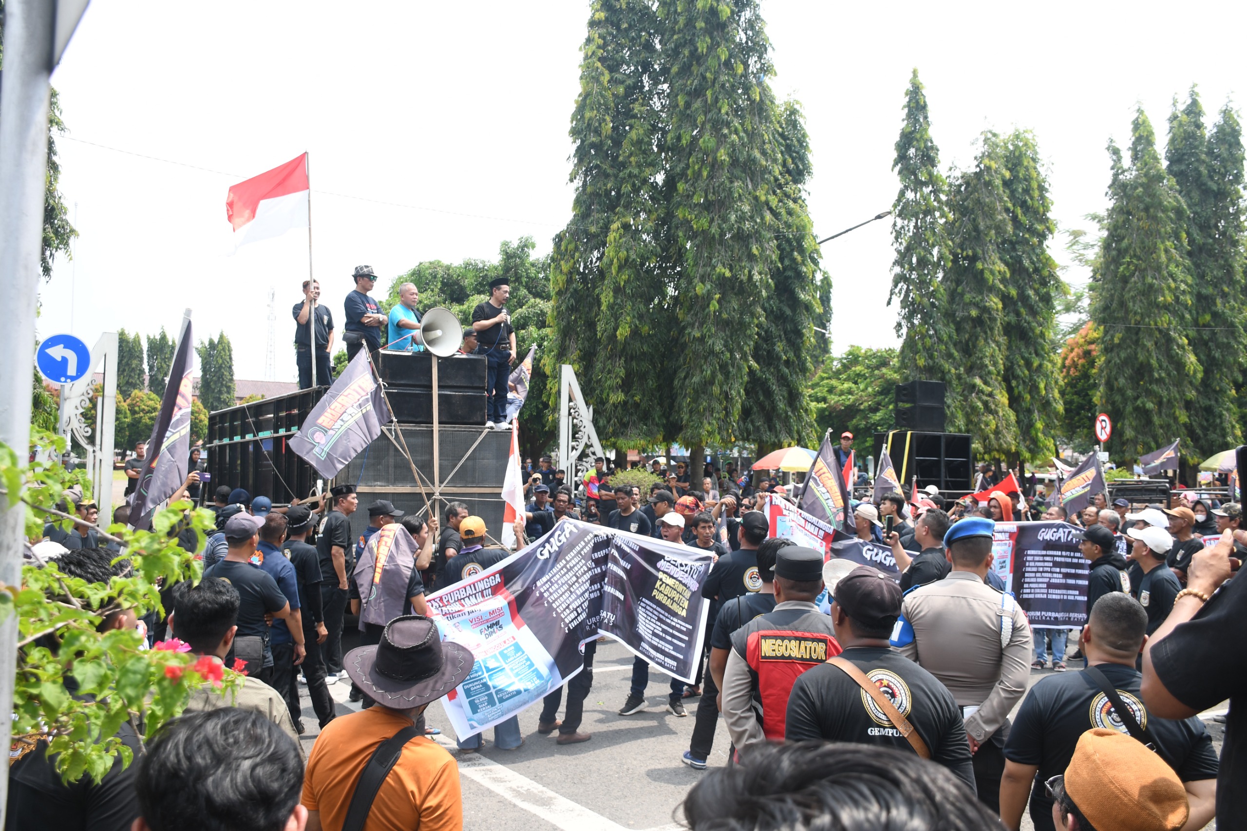 Desak  Fahmi-Dimas Realisasikan Janji Kampanye, Massa  Purbalingga Bersatu Unjuk Rasa   di Pendopo Dipokusumo