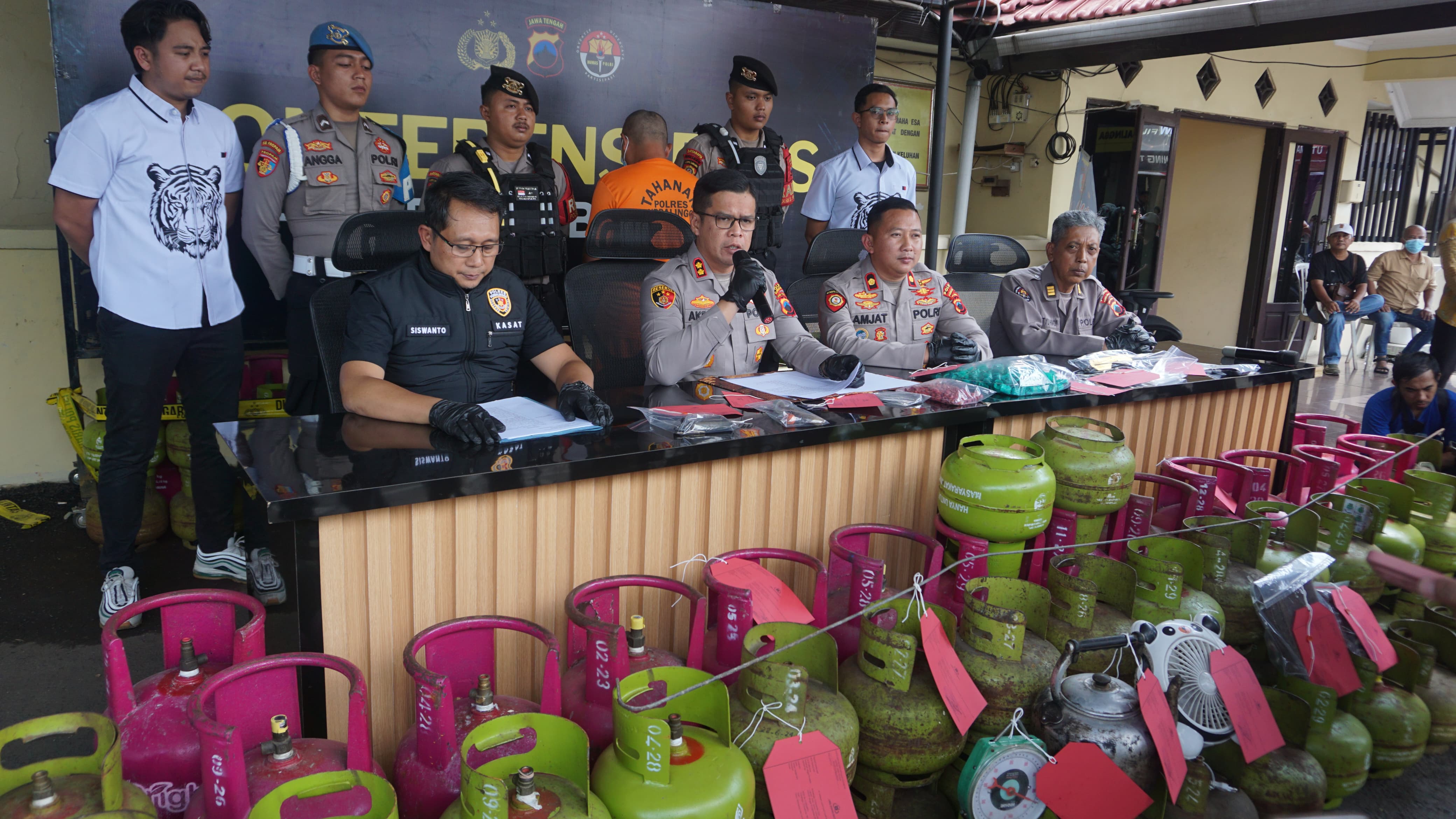 Polres Purbalingga Bekuk Pengoplos Gas LPG di Desa Candinata