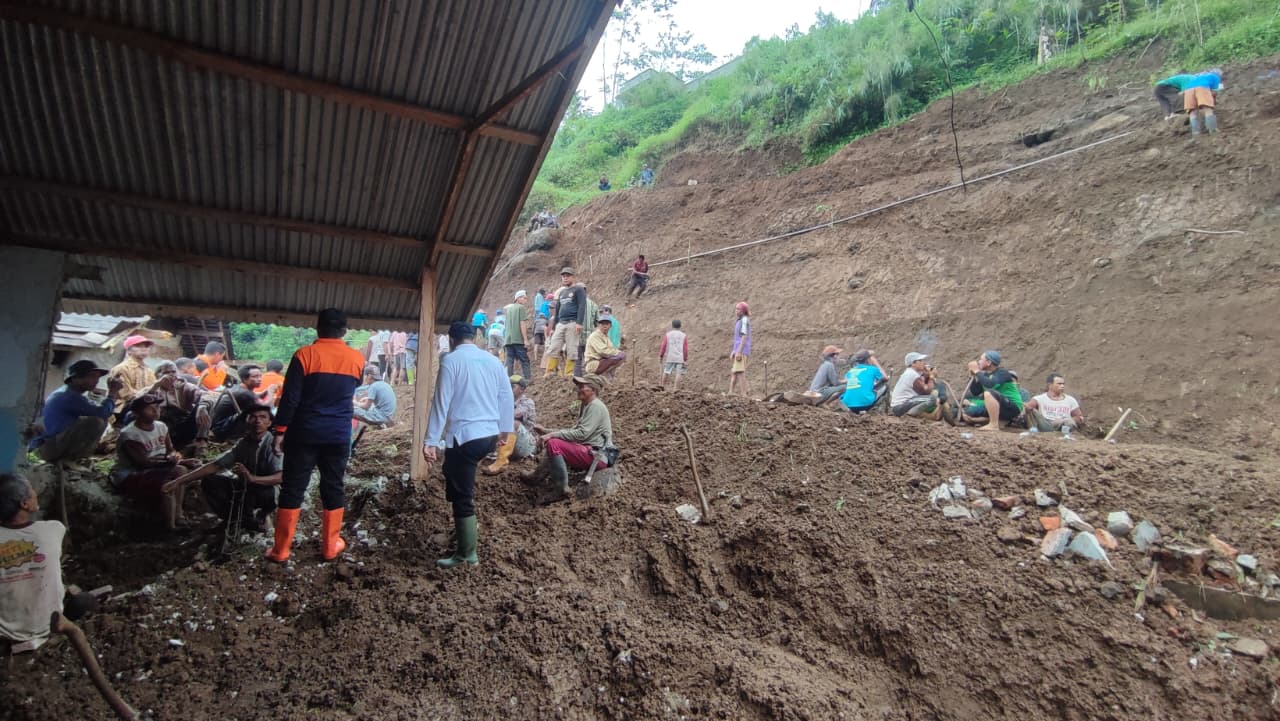 Longsor Landa  Desa Sirau Purbalingga, 2 Rumah Tertimbun,  6 KK Mengungsi