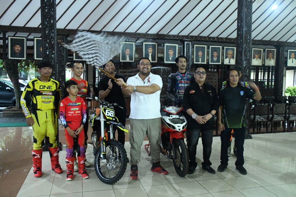 Wabup Dimas Lepas Atlet Balap Motor Purbalingga Menuju Pra Porprov Jateng, Begini Pesannya
