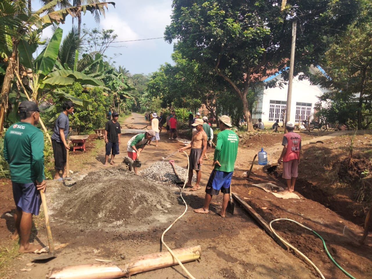 Tak Kunjung Diperbaiki, Warga Sokanegara Gotong Royong Tambal Jalan Rusak