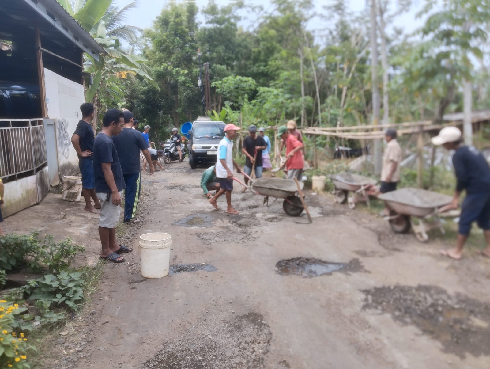 Dari Iuran Warga, Jalan Rusak di Desa Sidanegara dan Selanegara Mulai Diperbaiki