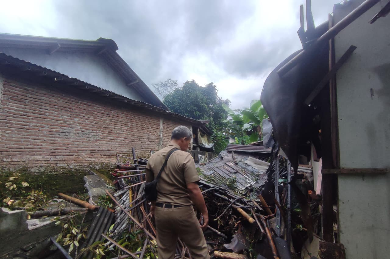Hujan Disertai Angin Landa Purbalingga, Tiga  Rumah Porak Poranda
